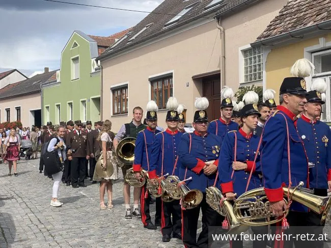 Foto 3, 12.09.2022, Feuerwehrhochzeit in Retz - Oberfeuerwehrmann Martin Seher hat geheiratet