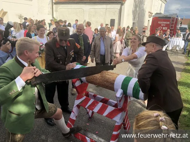 Foto 8, 12.09.2022, Feuerwehrhochzeit in Retz - Oberfeuerwehrmann Martin Seher hat geheiratet