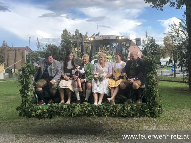 Foto 10, 12.09.2022, Feuerwehrhochzeit in Retz - Oberfeuerwehrmann Martin Seher hat geheiratet