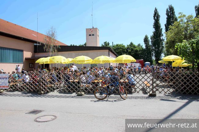 Foto 2, 20.05.2022, Heuriger mit Fahrzeugsegnung