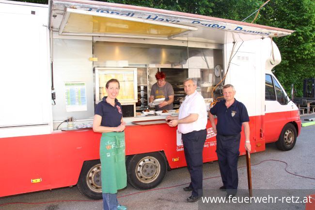 Foto 4, 20.05.2022, Heuriger mit Fahrzeugsegnung