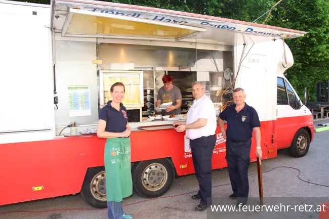 Foto 4, 20.05.2022, Heuriger mit Fahrzeugsegnung