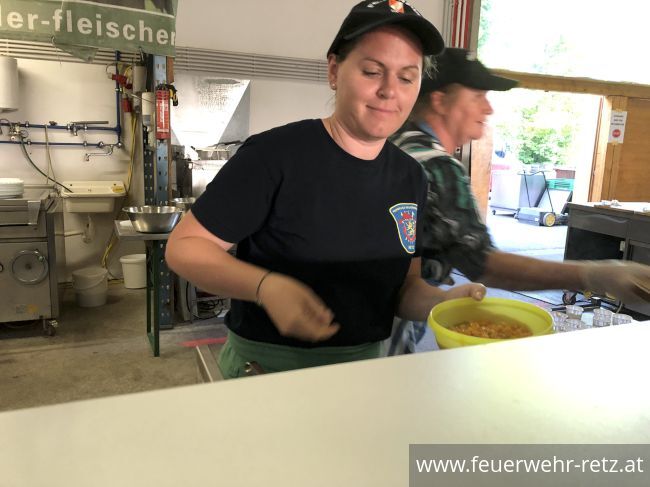 Foto 10, 20.05.2022, Heuriger mit Fahrzeugsegnung