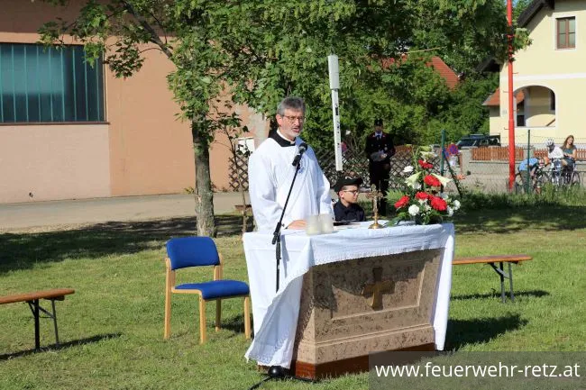 Foto 15, 20.05.2022, Heuriger mit Fahrzeugsegnung