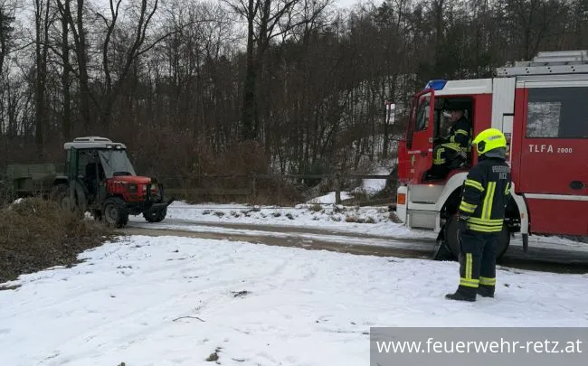 Foto 2, 05.03.2018, Technischer Einsatz - Bergung eines landwirtschaftlichen Fahrzeuges Foto 2, 05.03.2018, Technischer Einsatz - Bergung eines landwirtschaftlichen Fahrzeuges