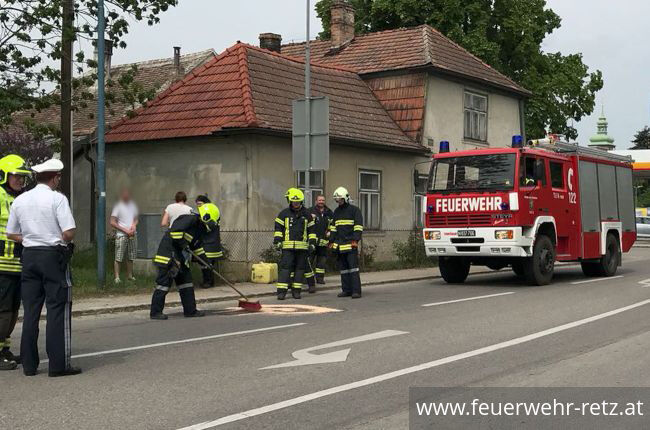 Foto 1, 07.05.2018, Schadstoffeinsatz - Benzinspur beseitigen 