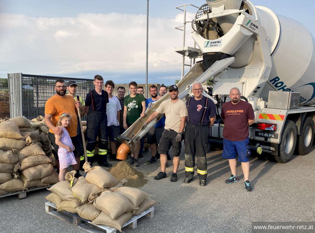 Foto 1, 06.06.2025, Vorbereitung von Sandsäcken für den Hochwasserschutz
