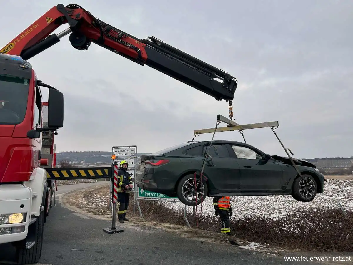 Foto 2, 13.01.2024, Technischer Einsatz - Fahrzeugbergung mit WLFA-K