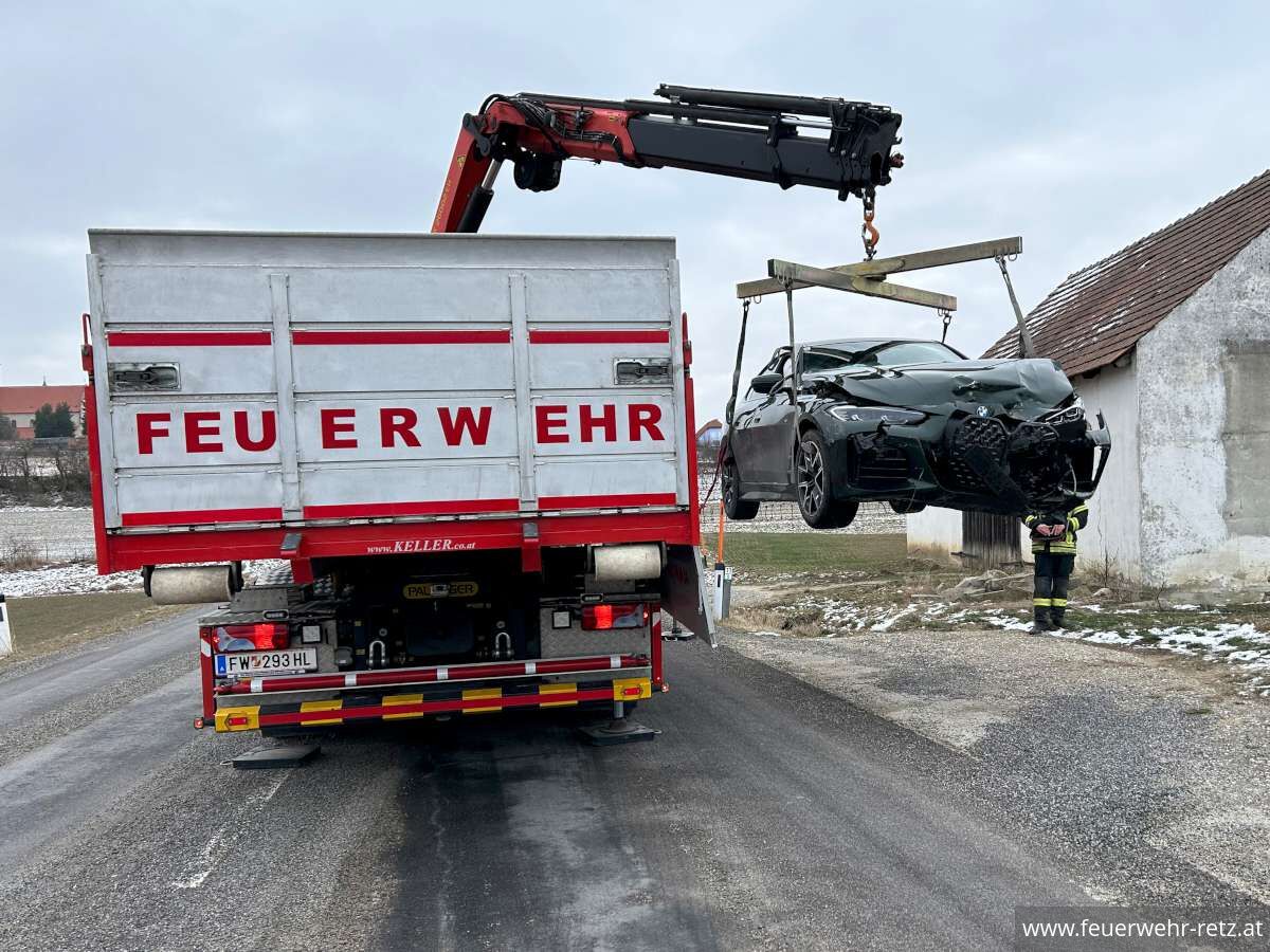 Foto 3, 13.01.2024, Technischer Einsatz - Fahrzeugbergung mit WLFA-K