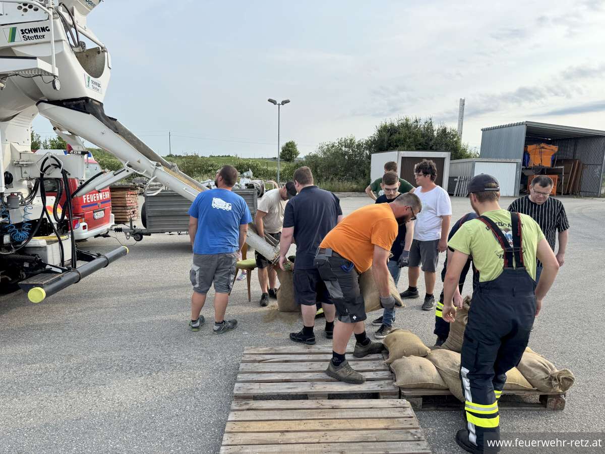 Foto 2, 06.06.2025, Vorbereitung von Sandsäcken für den Hochwasserschutz