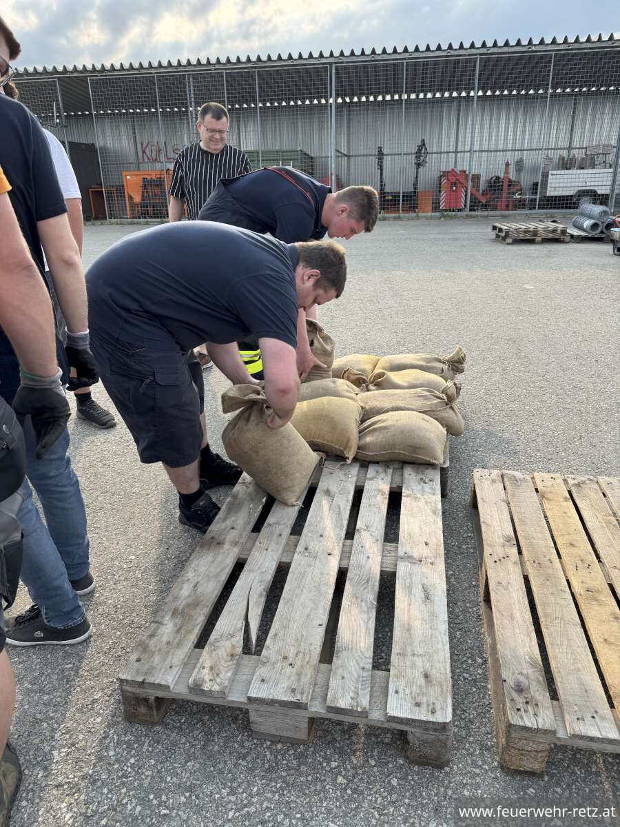 Foto 3, 06.06.2025, Vorbereitung von Sandsäcken für den Hochwasserschutz