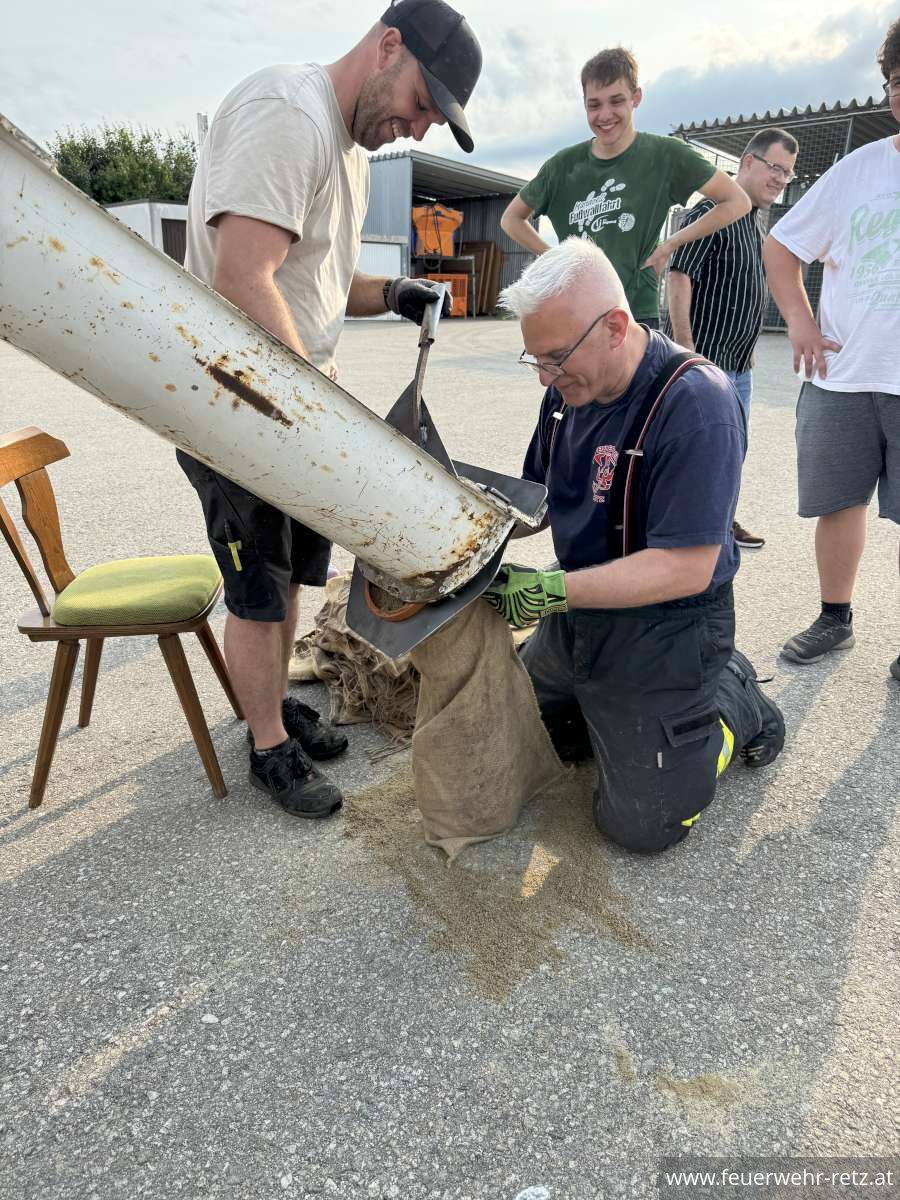 Foto 4, 06.06.2025, Vorbereitung von Sandsäcken für den Hochwasserschutz