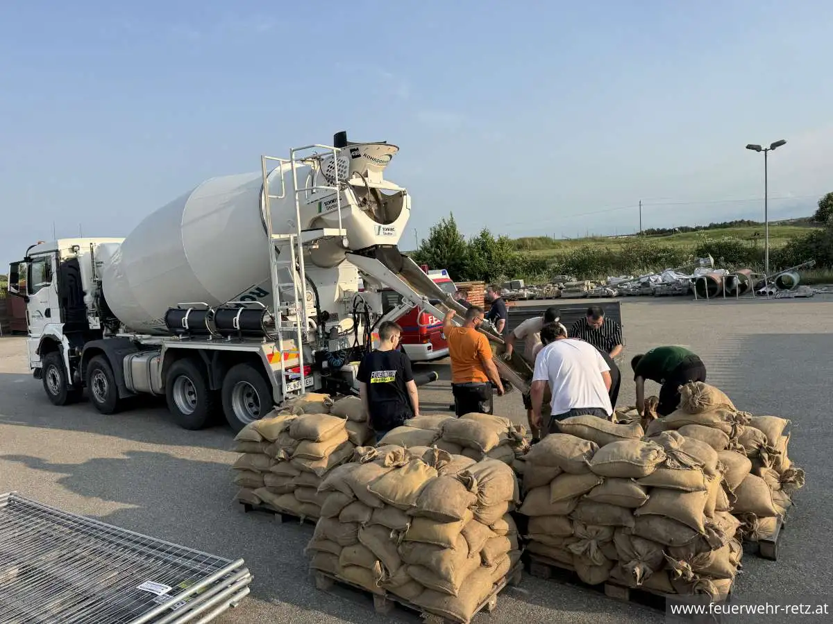 Foto 6, 06.06.2025, Vorbereitung von Sandsäcken für den Hochwasserschutz