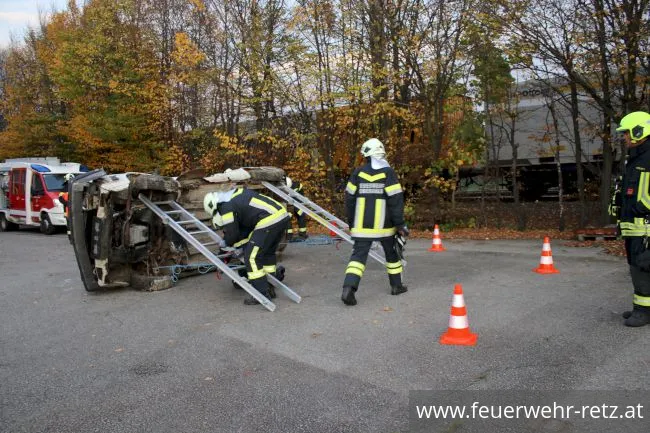 Foto 2, 07.11.2022, Übung - Technische Hilfeleistung nach Verkehrsunfall