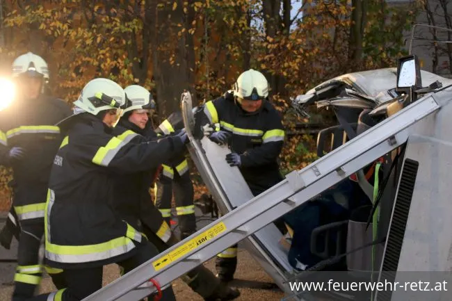 Foto 9, 07.11.2022, Übung - Technische Hilfeleistung nach Verkehrsunfall