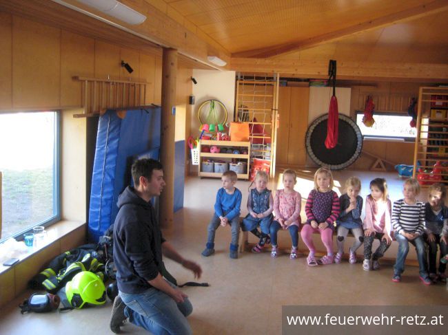 Foto 1, 07.03.2019, Feuerwehr besucht Kindergarten - Kinder begeistert von Helm und Einsatzjacke