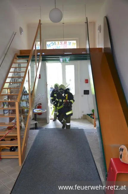 Foto 4, 19.03.2019, Küchenbrand mit einer vermissten Person - Übung im Kindergarten Retz