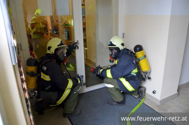 Foto 5, 19.03.2019, Küchenbrand mit einer vermissten Person - Übung im Kindergarten Retz