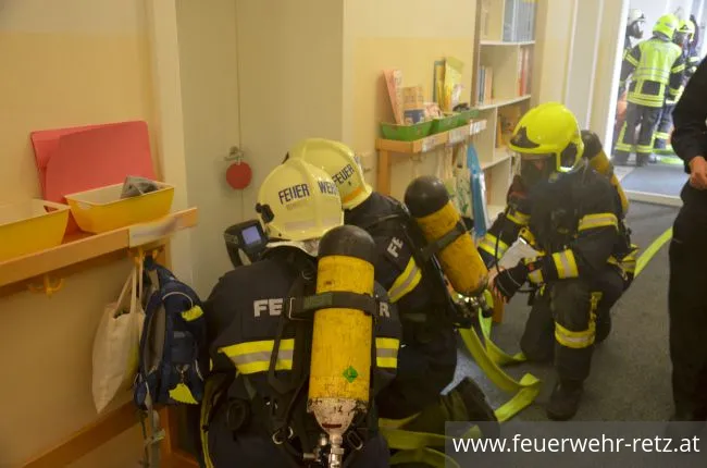 Foto 6, 19.03.2019, Küchenbrand mit einer vermissten Person - Übung im Kindergarten Retz