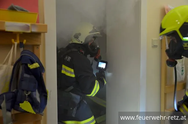 Foto 7, 19.03.2019, Küchenbrand mit einer vermissten Person - Übung im Kindergarten Retz