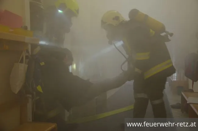 Foto 8, 19.03.2019, Küchenbrand mit einer vermissten Person - Übung im Kindergarten Retz