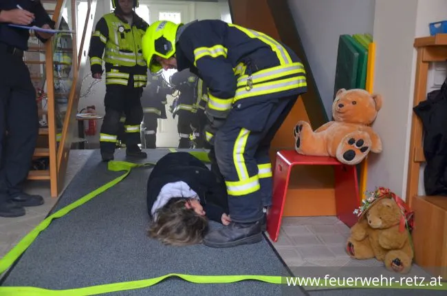 Foto 10, 19.03.2019, Küchenbrand mit einer vermissten Person - Übung im Kindergarten Retz