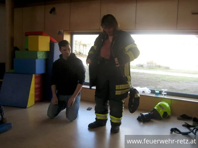 Foto 2, 07.03.2019, Feuerwehr besucht Kindergarten - Kinder begeistert von Helm und Einsatzjacke