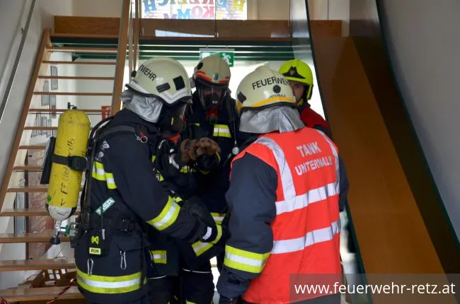 Foto 12, 19.03.2019, Küchenbrand mit einer vermissten Person - Übung im Kindergarten Retz