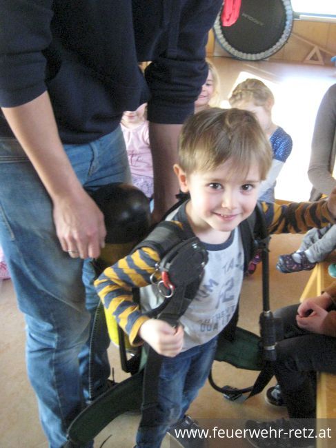 Foto 3, 07.03.2019, Feuerwehr besucht Kindergarten - Kinder begeistert von Helm und Einsatzjacke