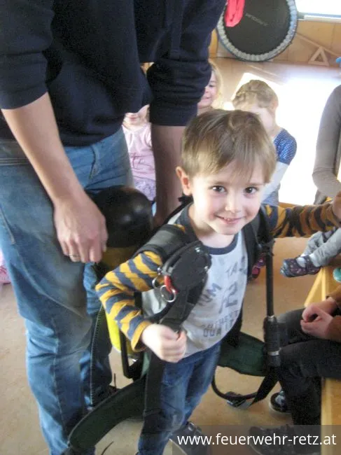 Foto 3, 07.03.2019, Feuerwehr besucht Kindergarten - Kinder begeistert von Helm und Einsatzjacke