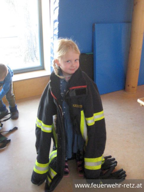 Foto 4, 07.03.2019, Feuerwehr besucht Kindergarten - Kinder begeistert von Helm und Einsatzjacke
