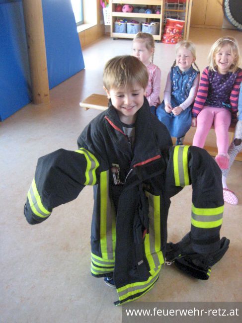 Foto 5, 07.03.2019, Feuerwehr besucht Kindergarten - Kinder begeistert von Helm und Einsatzjacke