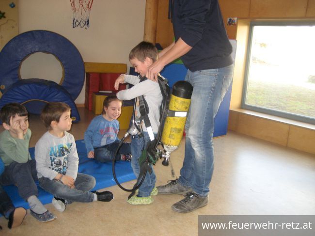 Foto 6, 07.03.2019, Feuerwehr besucht Kindergarten - Kinder begeistert von Helm und Einsatzjacke
