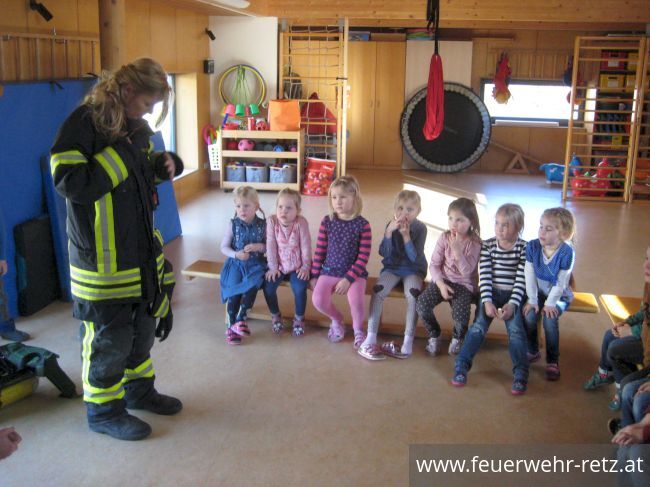 Foto 7, 07.03.2019, Feuerwehr besucht Kindergarten - Kinder begeistert von Helm und Einsatzjacke