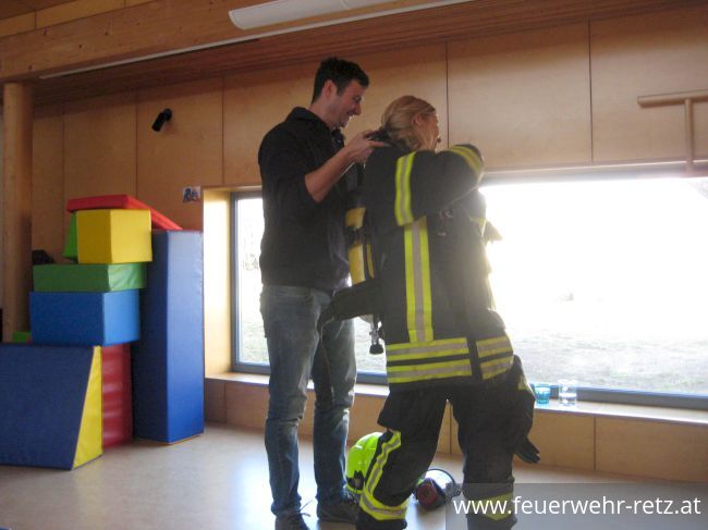 Foto 8, 07.03.2019, Feuerwehr besucht Kindergarten - Kinder begeistert von Helm und Einsatzjacke