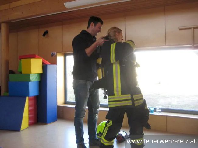 Foto 8, 07.03.2019, Feuerwehr besucht Kindergarten - Kinder begeistert von Helm und Einsatzjacke