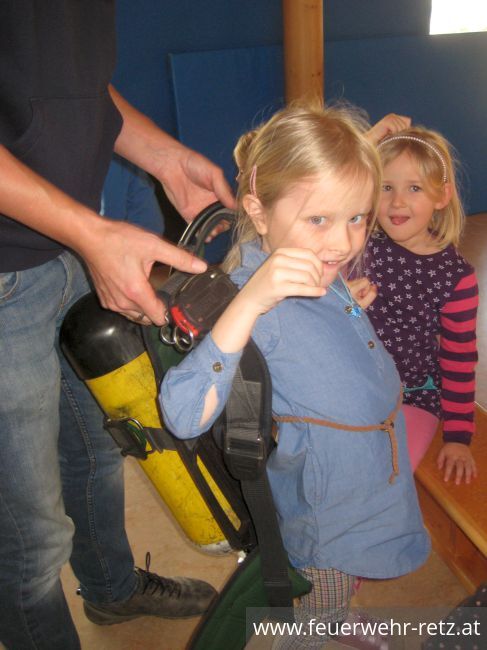 Foto 9, 07.03.2019, Feuerwehr besucht Kindergarten - Kinder begeistert von Helm und Einsatzjacke