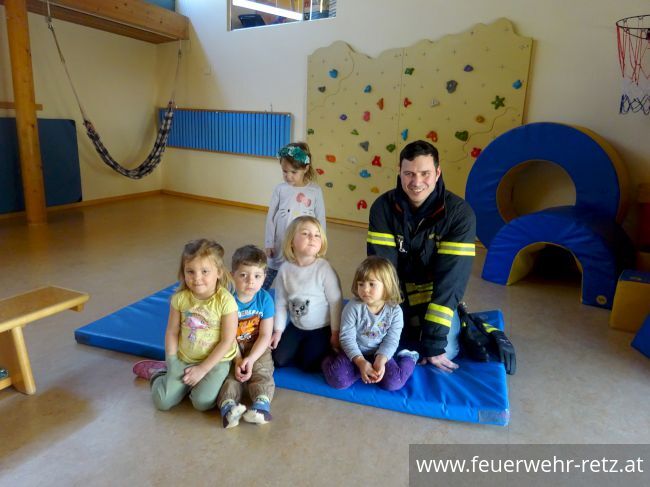 Foto 10, 07.03.2019, Feuerwehr besucht Kindergarten - Kinder begeistert von Helm und Einsatzjacke