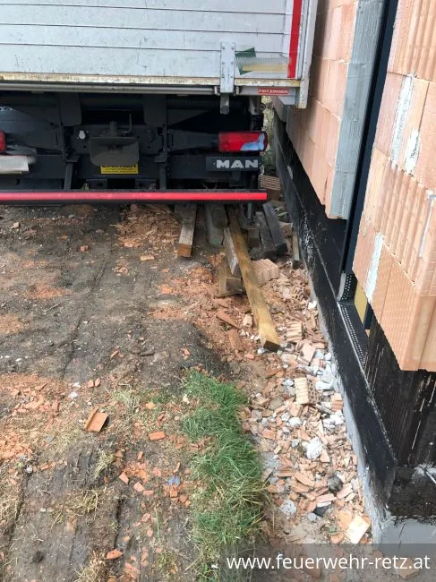 Foto 3, 16.11.2019, Technischer Einsatz - LKW auf Baustelle eingesunken