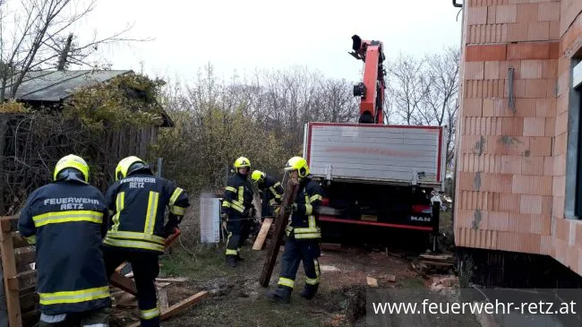 Foto 4, 16.11.2019, Technischer Einsatz - LKW auf Baustelle eingesunken