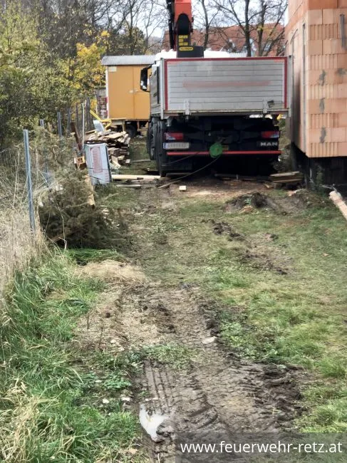 Foto 8, 16.11.2019, Technischer Einsatz - LKW auf Baustelle eingesunken