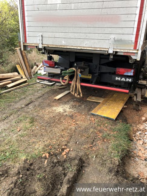 Foto 10, 16.11.2019, Technischer Einsatz - LKW auf Baustelle eingesunken