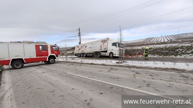 Foto 1, 14.02.2021, Technischer Einsatz - LKW drohte umzustürzen