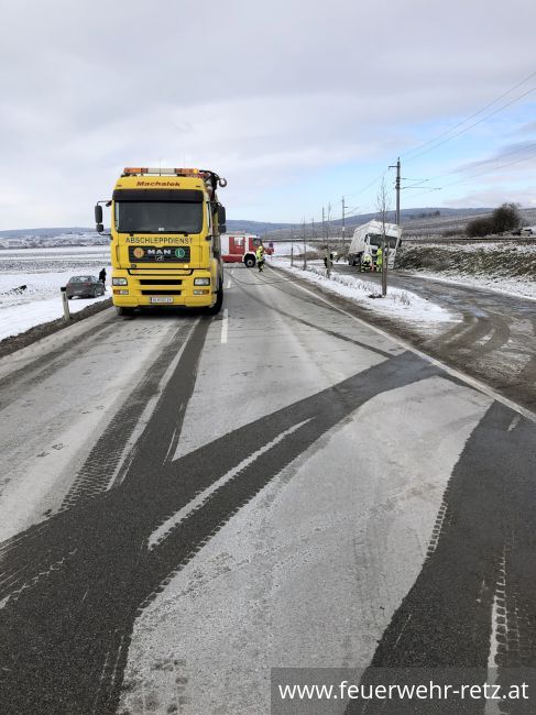 Foto 4, 14.02.2021, Technischer Einsatz - LKW drohte umzustürzen