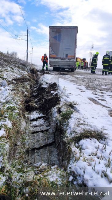 Foto 6, 14.02.2021, Technischer Einsatz - LKW drohte umzustürzen
