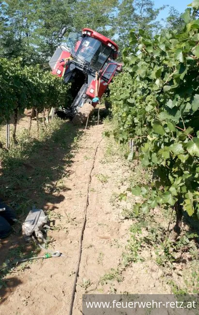 Foto 1, 10.09.2018, Technischer Einsatz - Bergung einer Erntemaschine