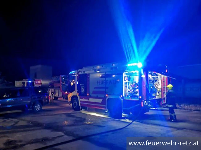 Foto 2, 19.11.2021, Brandeinsatz - Dachstuhlbrand im Industriegebiet