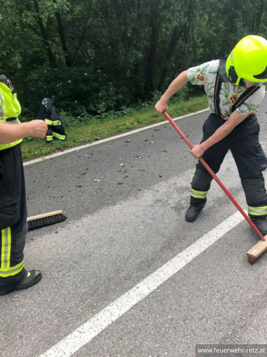 Foto 2, 14.06.2023, Technischer Einsatz - Verkehrsunfall - Ladegut verloren