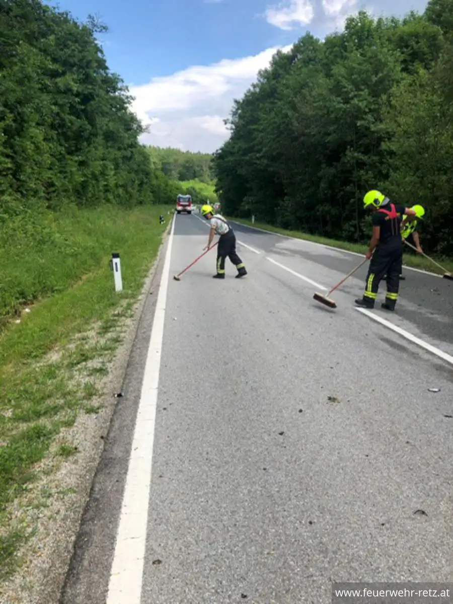 Foto 3, 14.06.2023, Technischer Einsatz - Verkehrsunfall - Ladegut verloren