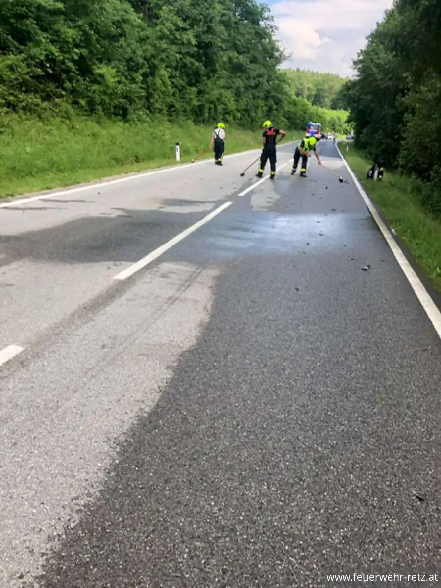 Foto 4, 14.06.2023, Technischer Einsatz - Verkehrsunfall - Ladegut verloren